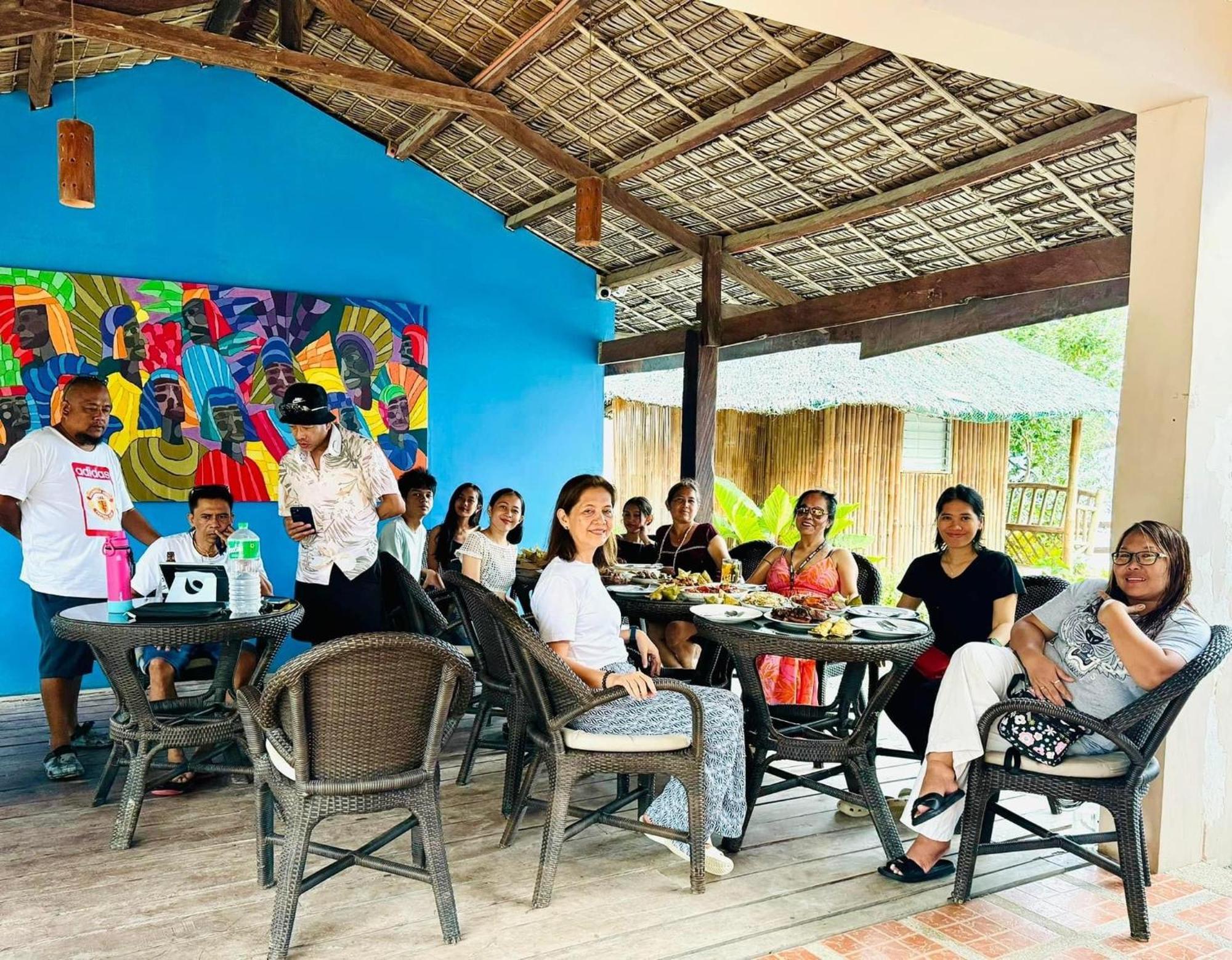 Pescador View - Beachfront & Nearby The Ocean Hostels & Restaurant Moalboal Extérieur photo